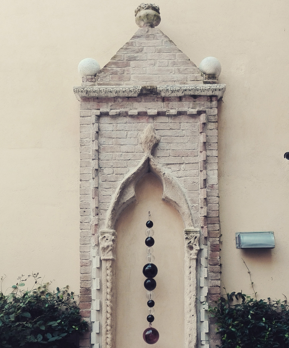 "Les Amants suspendus" (2006) by Jean-Michel Othoniel @ Peggy Guggenheim Collection