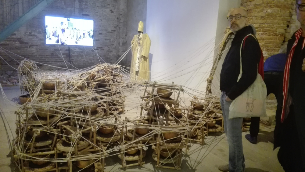 Biennale Arte 2017 – Arsenale - "Mama say Make I dey go, she dey my back" di Jelili Atiku (Nigeria)