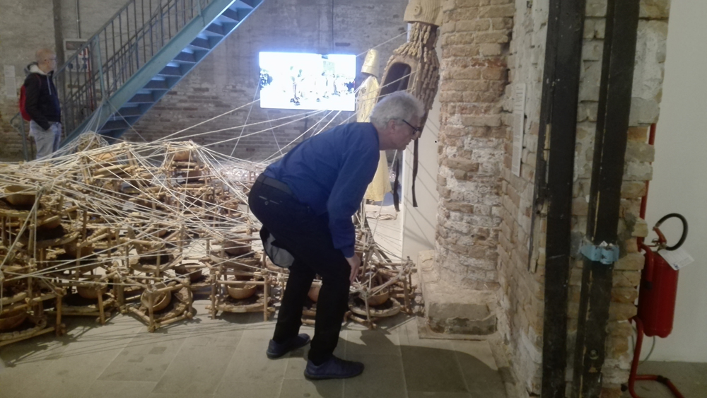 Biennale Arte 2017 – Arsenale - "Mama say Make I dey go, she dey my back" di Jelili Atiku (Nigeria)