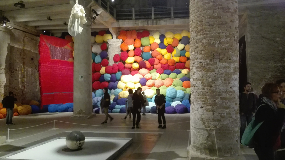 Biennale Arte 2017 - Arsenale - "Scalata al di là dei terreni cromatici" di Sheila Hicks (USA)