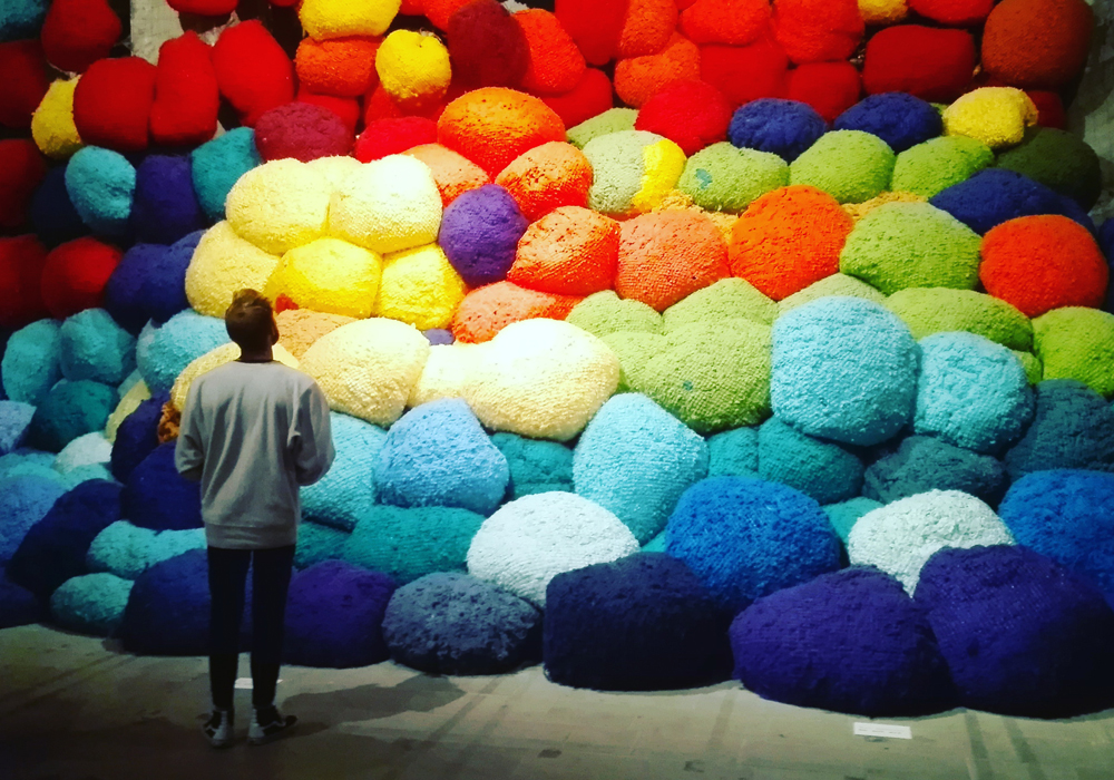 Biennale Arte 2017 - Arsenale - "Scalata al di là dei terreni cromatici" di Sheila Hicks (USA)