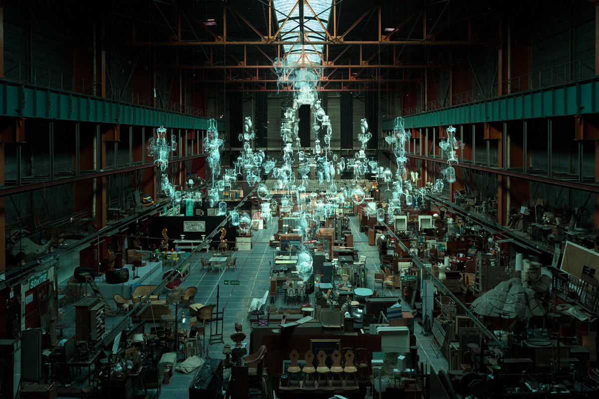 Matie¦Çre Noire_Act III_Interpretation_Z_Chandellier during the day -® Blind Eye Factory_1