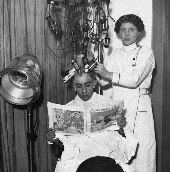 Uomo si fa fare la permanente, circa 1930