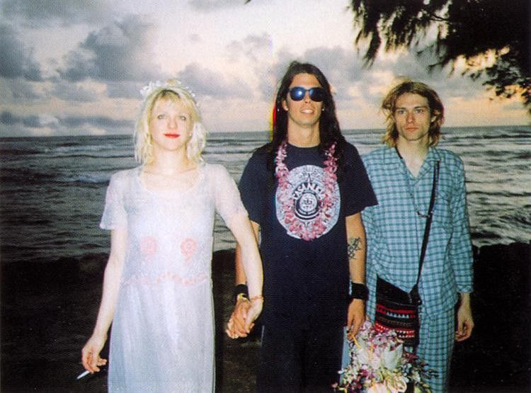 Kurt Cobain e Courtney Love nel giorno del loro matrimonio alle Hawaii nel 1992