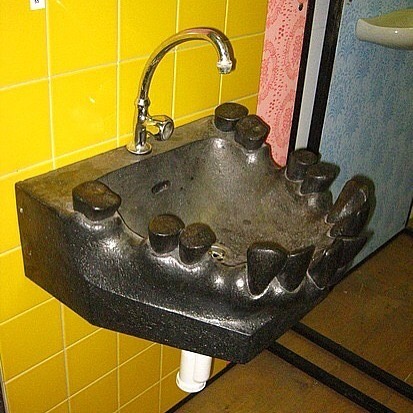 Lavandino denti cariati