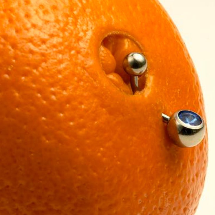 Arancia col piercing