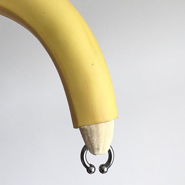 Banana piercing erotico