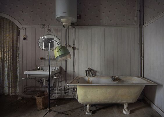 Casa padronale abbandonata, bagno. Fotografia di Andre Govia
