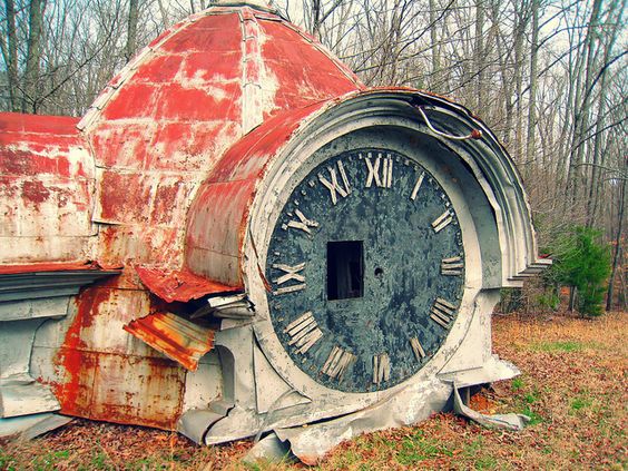 I resti di una vecchia torre dell'orologio a Lawrenceburg, nel Tennessee