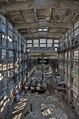 L'enorme sala della fabbrica chimica abbandonata di Rudersdorf, Berlino, Germania