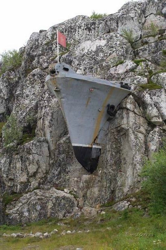 Nave militare russa inglobata in una montagna di pietra a Murmansk, Russia