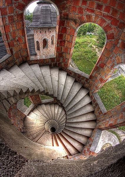 Scale a chiocciola all'interno del castello abbandonato di Łapalice, Polonia