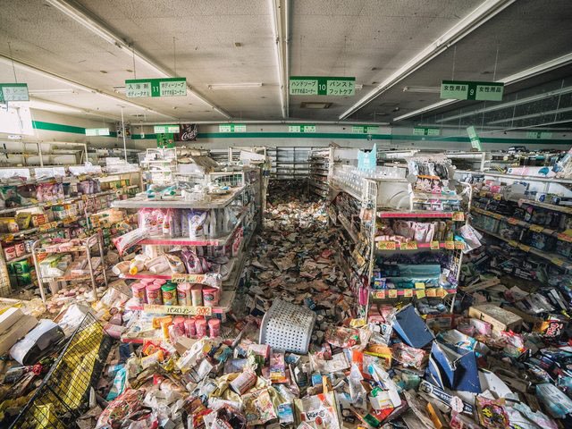 Supermercato abbandonato a Fukushima dopo il disastro nucleare nel 2011
