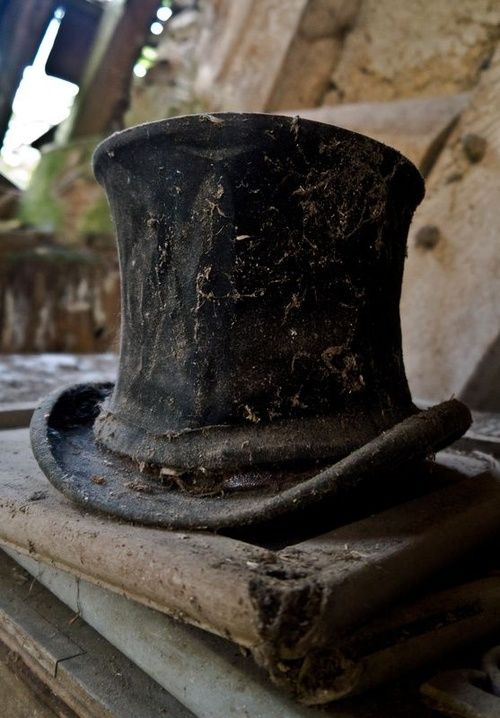 Un cappello a cilindro dimenticato tra le rovine di una casa