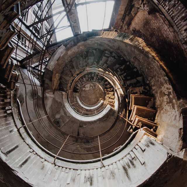 Una tromba delle scale sopravvissuta a un incendio