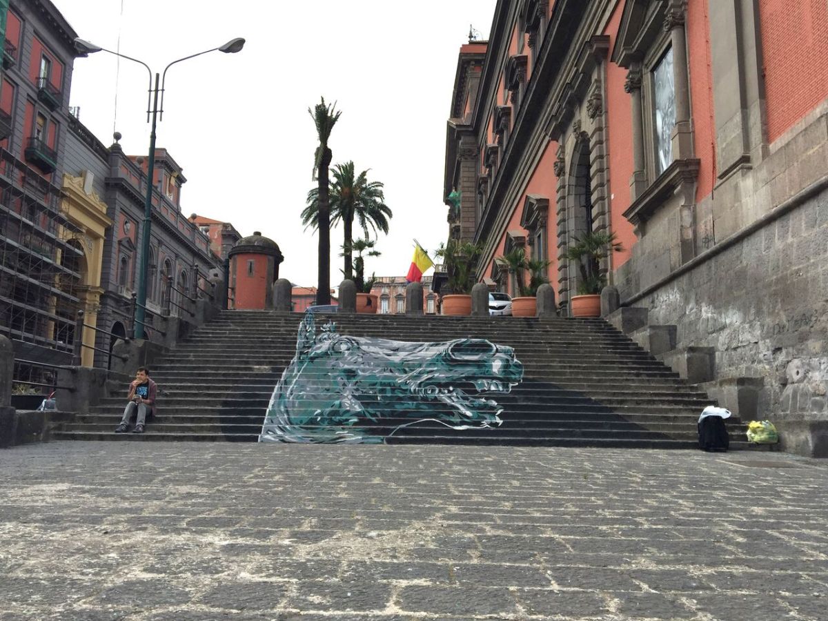 David Diavù Vecchiato, "Æquus Parthenopensis". Dipinto su scalinata, ingresso Museo Archeologico Nazionale di Napoli - 2017