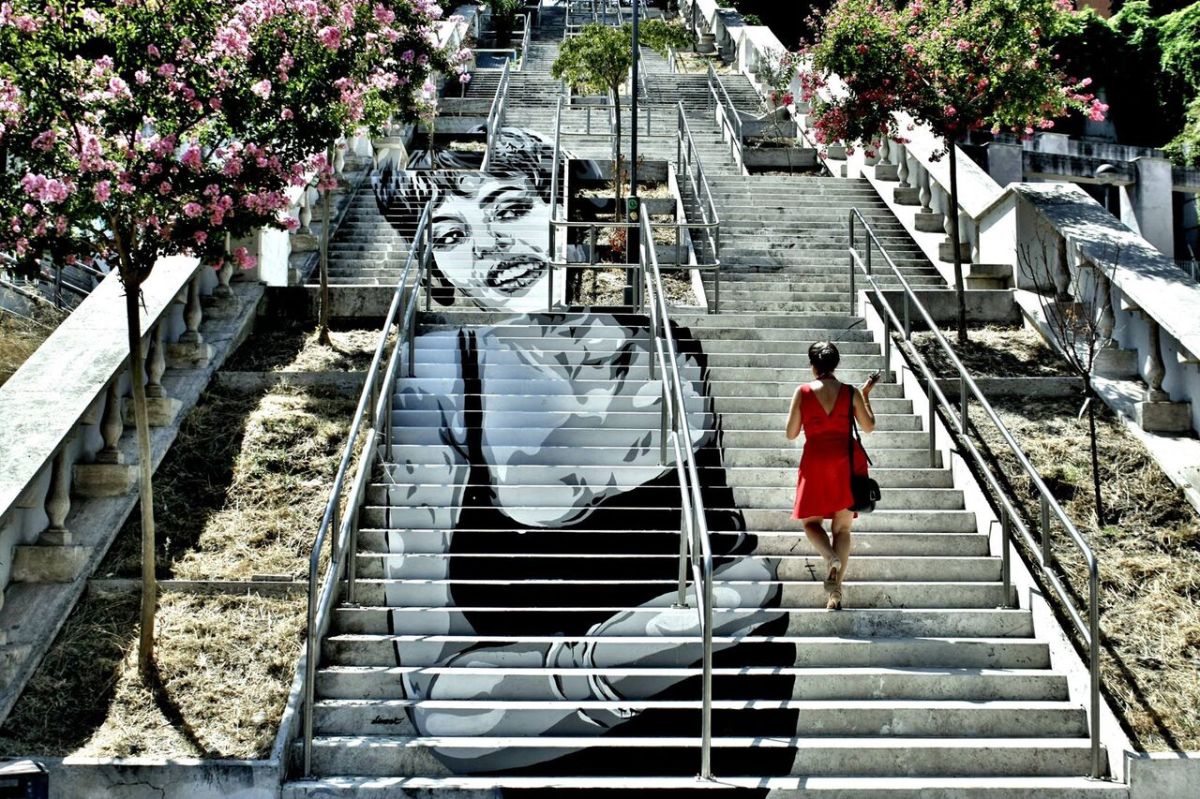 David Diavù Vecchiato, "Il Giovedì - Michèle Mercier". Dipinto su scalinata, via Ronciglione Roma - 2015 (foto di Oscar Giampaoli)
