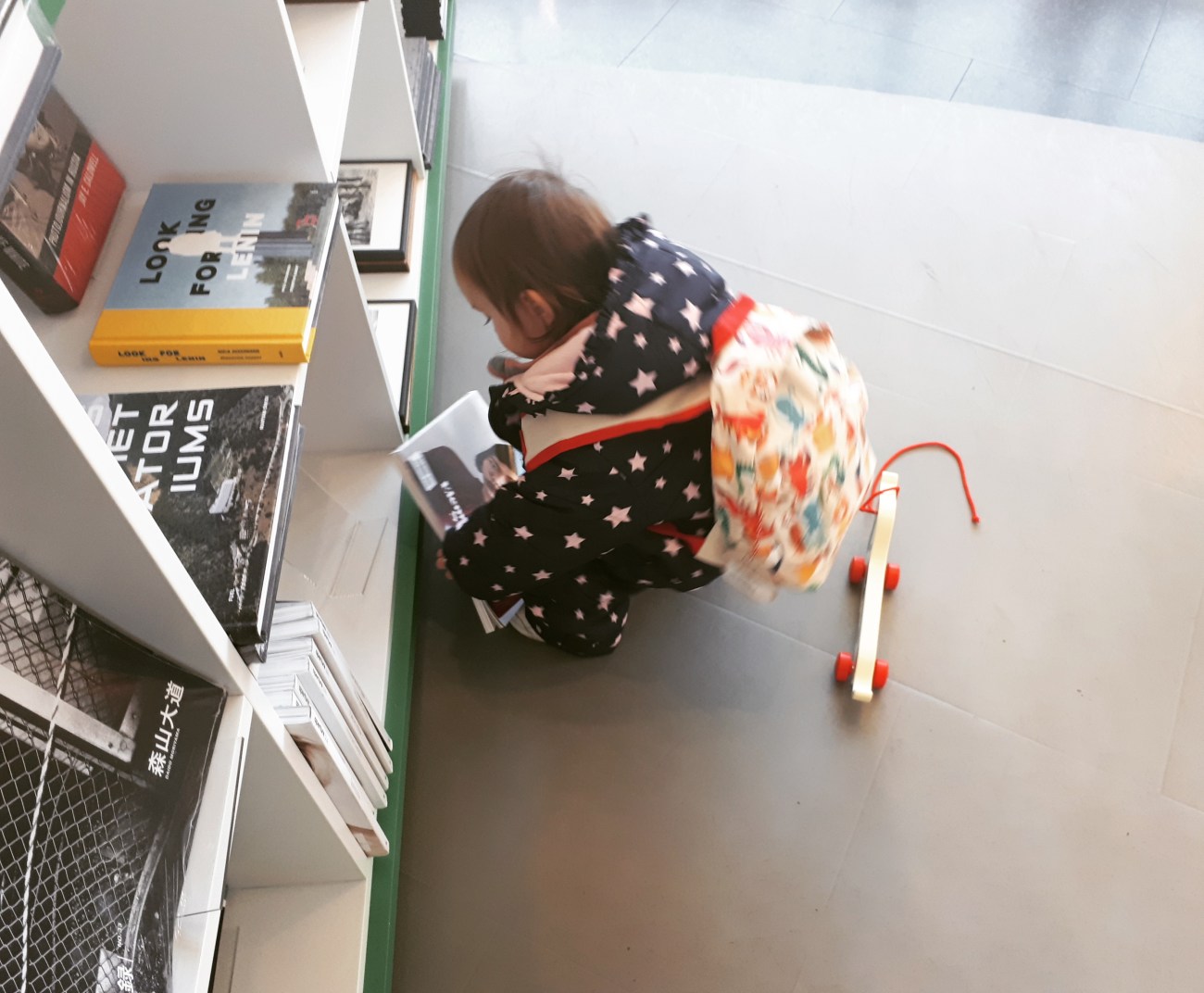 La ambina dalla tutina di stelle