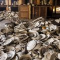 I piatti sono ammucchiati nelle Ceramiche Shenango, uno dei principali produttori di stoviglie americane dagli anni ’20 fino alla fine degli anni ’80