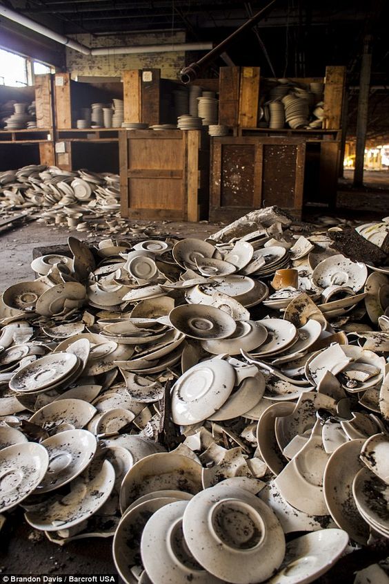I piatti sono ammucchiati nelle Ceramiche Shenango, uno dei principali produttori di stoviglie americane dagli anni '20 fino alla fine degli anni '80