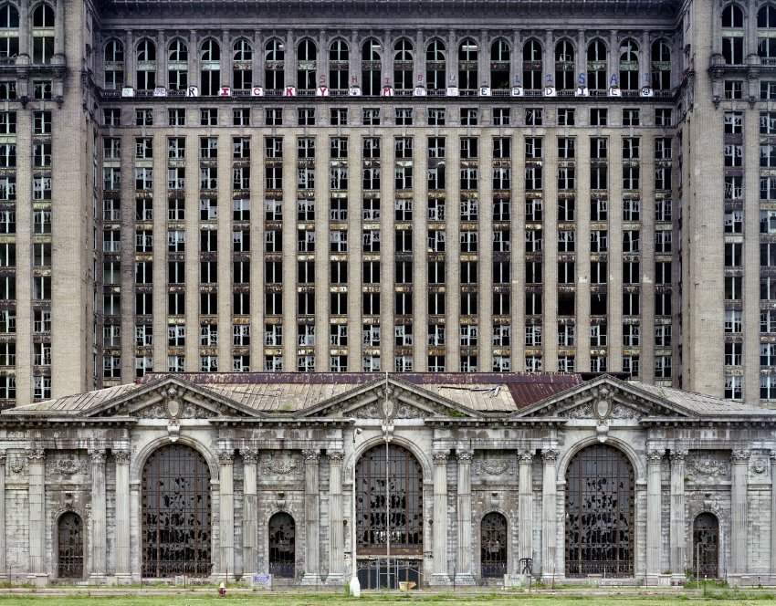 La copertina del libro "Ruins of Detroit" di Yves Marchand e Romain Meffre mostra la grande rovina della stazione centrale del Michigan