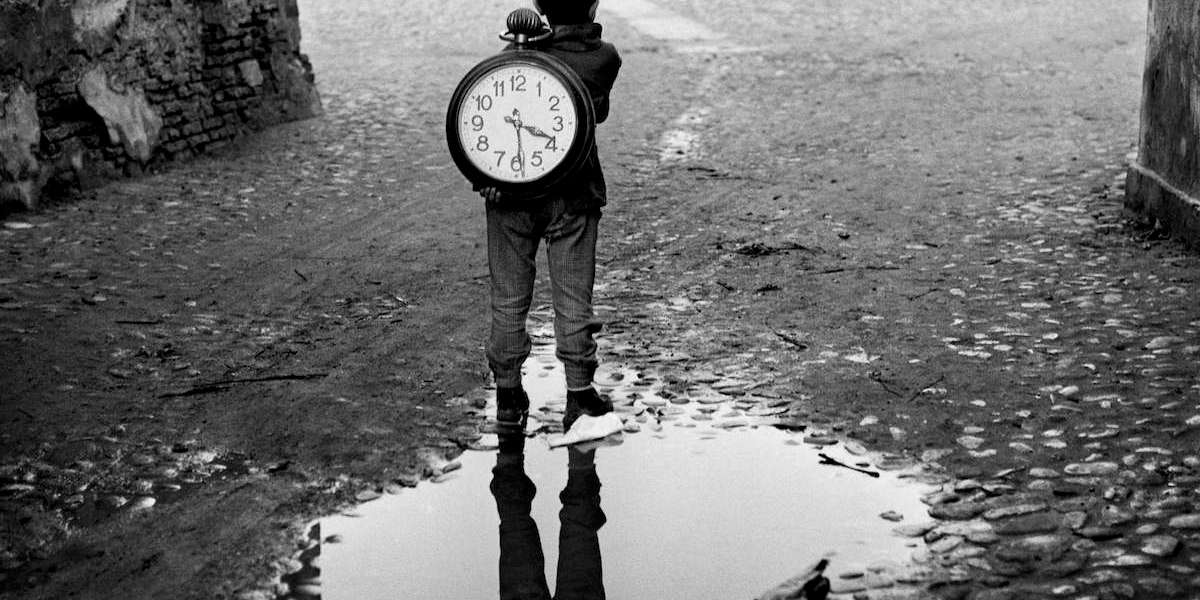Piergiorgio Branzi - Bambino con un orologio. Comacchio, Italia, 1955