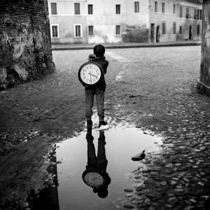 Piergiorgio Branzi - Bambino con un orologio. Comacchio, Italia, 1955