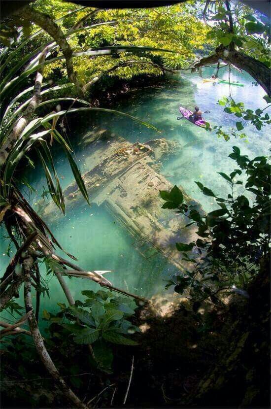 Aereo da guerra giapponese della seconda guerra mondiale in acque poco profonde al largo di Guam