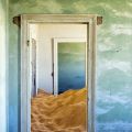 Città fantasma in Namibia chiamata Kolmanskop. La città fu abbandonata e ora la sabbia ha occupato alcuni degli edifici