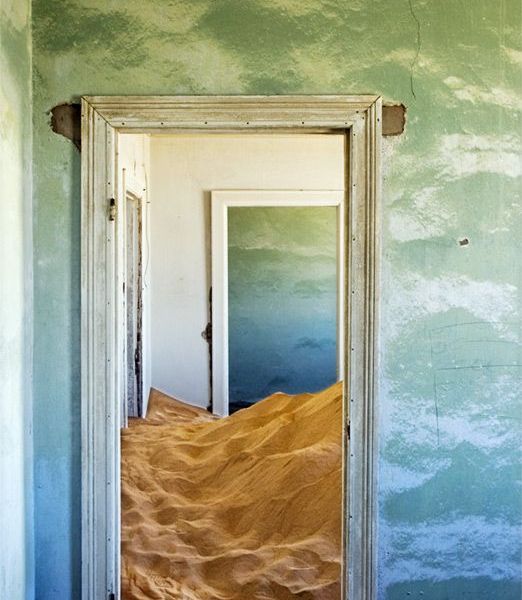 Città fantasma in Namibia chiamata Kolmanskop. La città fu abbandonata e ora la sabbia ha occupato alcuni degli edifici