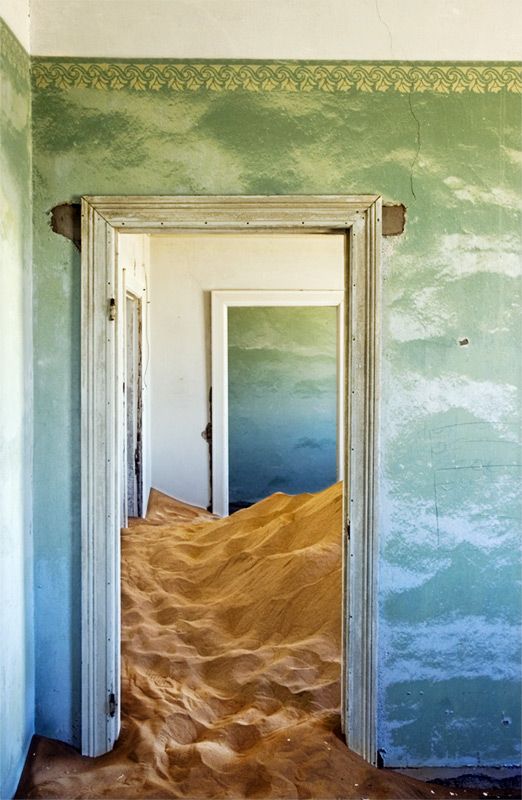 Città fantasma in Namibia chiamata Kolmanskop. La città fu abbandonata e ora la sabbia ha occupato alcuni degli edifici