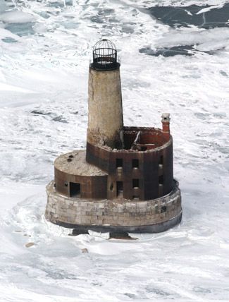 Il faro di Waugoshance stregato e abbandonato nella città di Mackinaw, Michigan. Costruito nel 1851 - nel 1900, il custode John Herman scomparve e da allora è stata segnalata l'attività, come le porte che si aprono e si chiudono da sole.