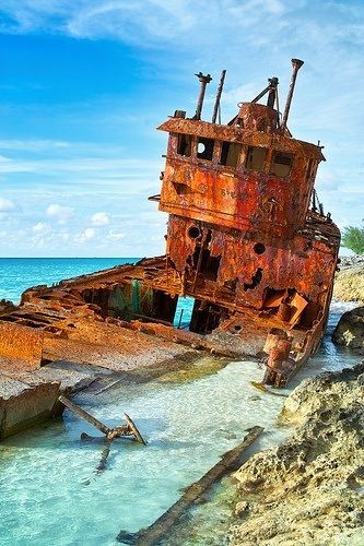Questo è il famoso Shipwreck a Bimini, Bahamas. Bimini è popolare per il suo gruppo di isole che formano un amo da pesca. C'è anche un famoso relitto di nave situato su questa isola, la nave si chiama SS Sapona e questo attira turisti perché il relitto è visibile sopra l'acqua