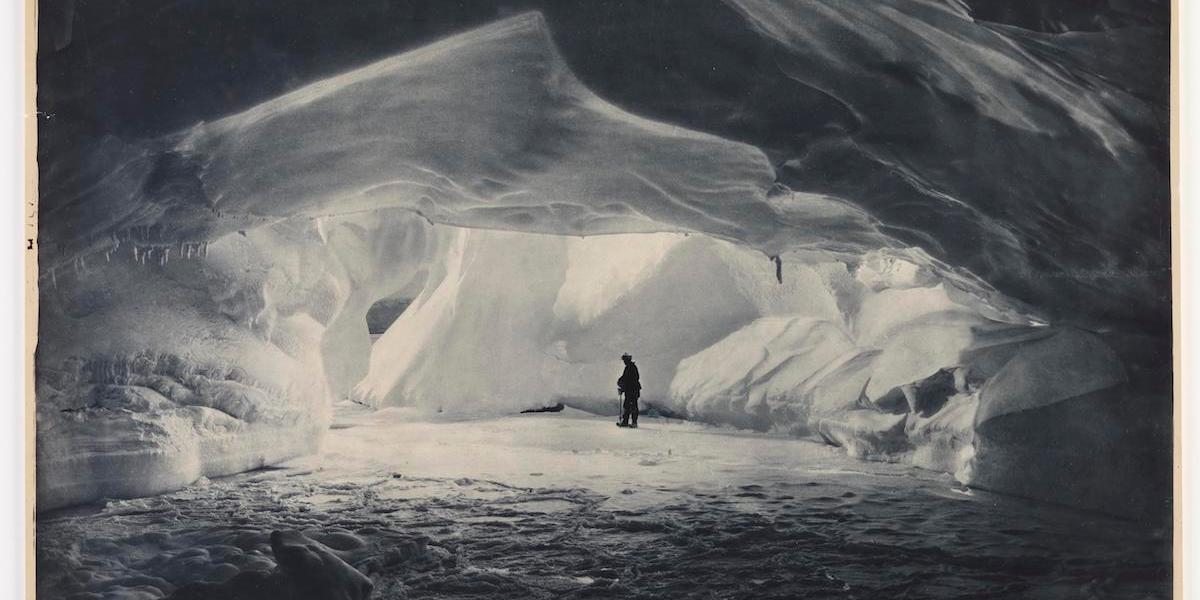 Caverna scolpita dal mare su un muro di ghiaccio vicino al Commonwealth Bay. Fotografia di Frank Hurley