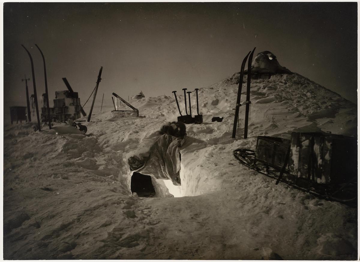 Quartieri invernali, nella Queen Mary Land. Fotografia di Frank Hurley