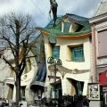 Krzywy Domek, tradotto come Crooked House, è un centro commerciale a Sopot, in Polonia progettato da Szotyńscy & Zaleski