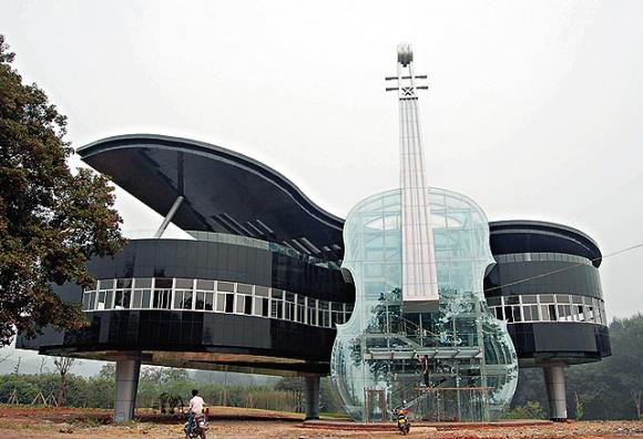 Piano House - Questa incredibile architettura è in Huainan in Cina. Le scale che danno accesso all'ingresso della casa sono nel grande violino trasparente
