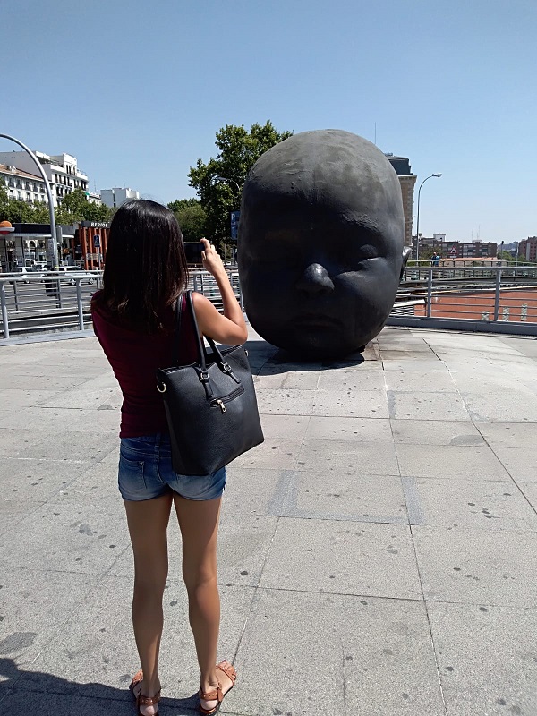 Madrid day-by-day - Cabeza de niño - (Noche) - L'Estación De Atocha ospita due sculture dell'artista Antonio López. Son due grandi teste di bambino, una chiamata giorno e una notte. Nella prima il bambino ha gli occhi aperti, nell'altra dorme
