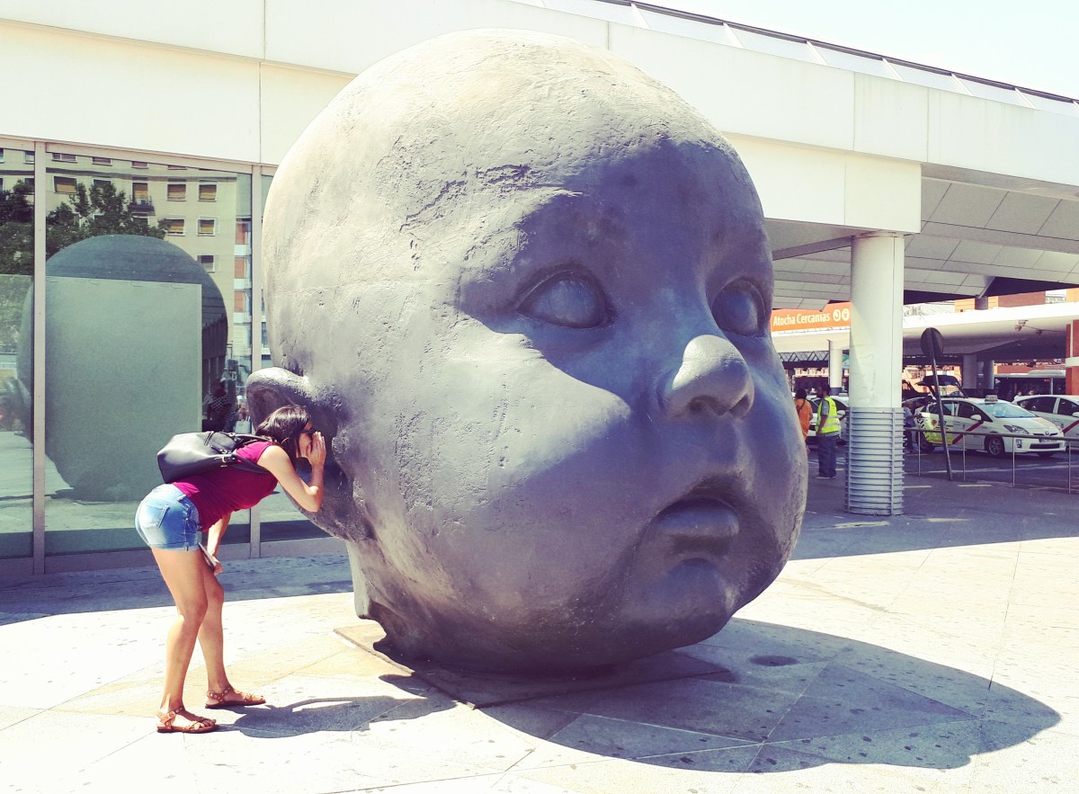 Madrid day-by-day - Cabeza de niño - (Dia) "Aspetta a crescere bambino, goditi l'infanzia e, se puoi, portala con te sempre. In fondo in questo risiede la tua possibilità di essere felice..." (L'Estación De Atocha ospita due sculture dell'artista Antonio López. Son due grandi teste di bambino, una chiamata giorno e una notte. Nella prima il bambino ha gli occhi aperti, nell'altra dorme) - Cabeza de niño - Dia
