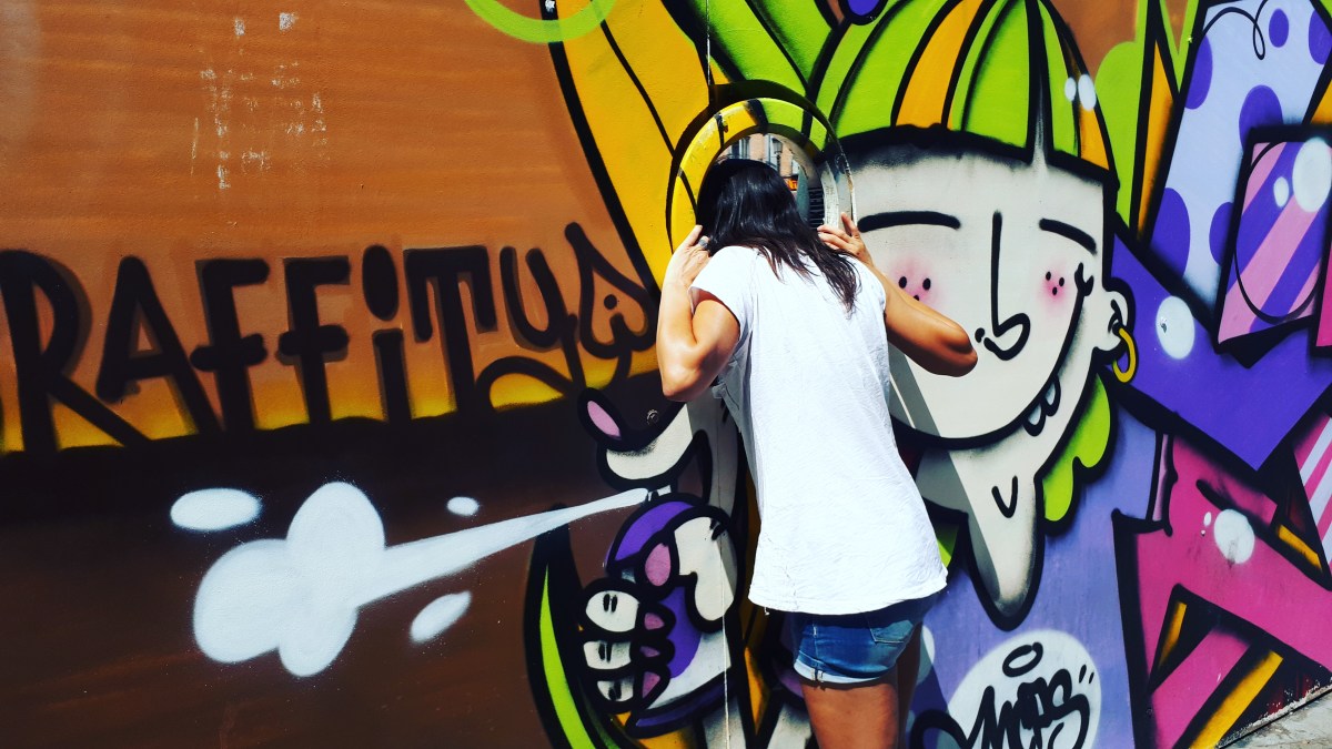 Oggi giornata street art & associati. Raggiungo uno dei luoghi segnalati: El Campo de Cebada al Mercato De La Cebada scoprendo che è chiuso. Leggo che sarà trasformato in un centro sportivo. Che peccato... Io intanto ho sbirciato dentro e fatto le foto ai numerosi graffiti.