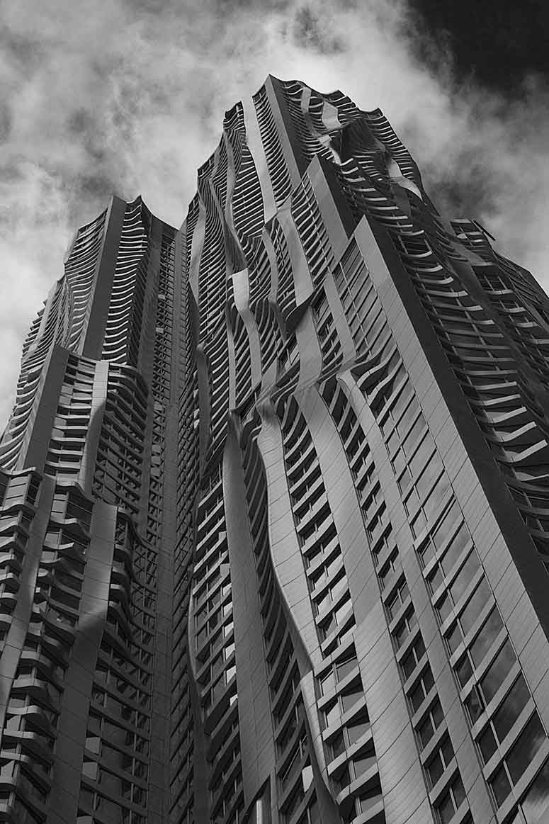 8 Spruce Street è un grattacielo di Manhattan a New York progettato dall'architetto originale Frank Gehry