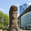 Statua del pollice di César Baldaccini a Parigi, Francia