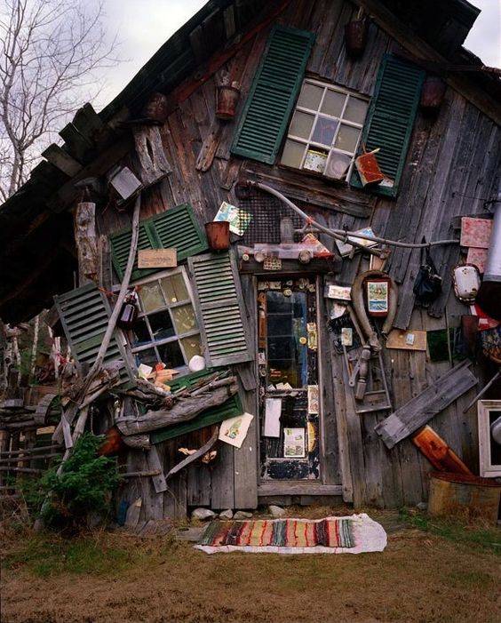 Maison sens dessus-dessous by Richard Greaves