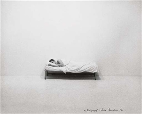 Bed Piece by Chris Burden Burden ha spostato un letto singolo nello spazio della galleria, quindi ci ha vissuto per 22 giorni. Non ha parlato con nessuno durante l'esibizione, ma il curatore Josh Young ha fornito a Burden acqua, cibo e servizi igienici senza che nessuno glielo chiedesse. Bed Piece rievoca le ipotesi su ciò che comporta una performance, trasformando il letto di solito privato in un palcoscenico molto pubblico.