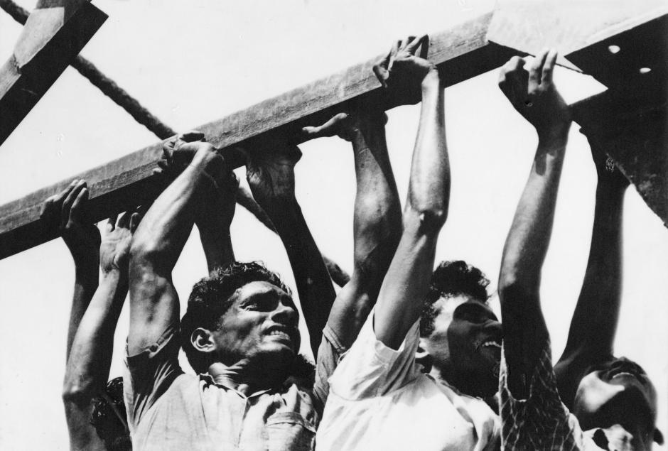 Museum number PHY.07730. T. S. Satyan, Workers in India, 1960, H. 25.5 cm, W. 37.4 cm, Silver gelatin print