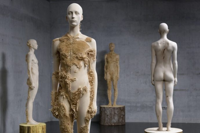 Aron Demetz, Advance Minorities, 2012. Scultura in legno di tiglio. 215 cm, 70 km