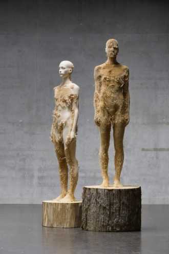 Aron Demetz, Advance Minorities, 2012. Scultura in legno di tiglio. 215 cm, 70 km
