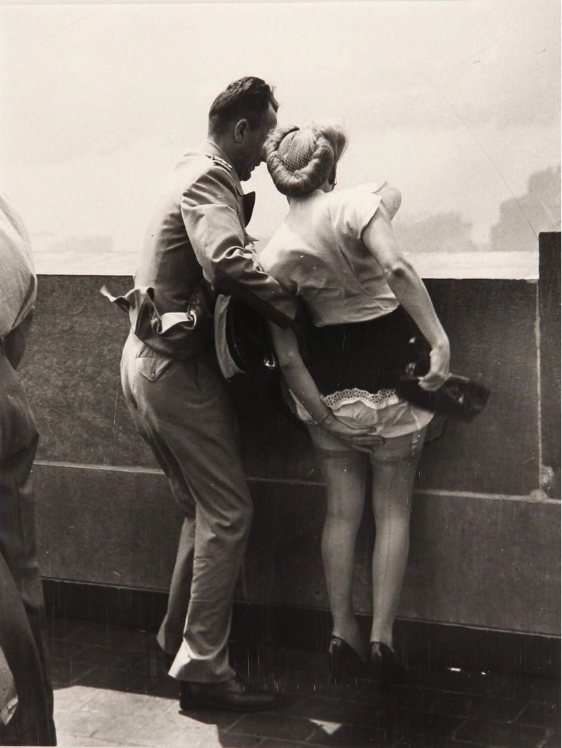 In cima all'Empire State Building, a New York, circa 1942. (Foto di Weegee)