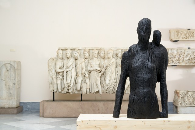 Presenza 2, legno carbonizzato 100x65x45cm 2017 by Aron Demetz @ MANN, Napoli