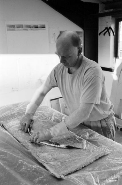 Richard Deacon, preparing for 'Them And Us (with Thomas Schütte) at Lisson Gallery, 1995 - © Edward Woodman. All rights reserved, DACS/Artimage 2018. Photo: Edward Woodman